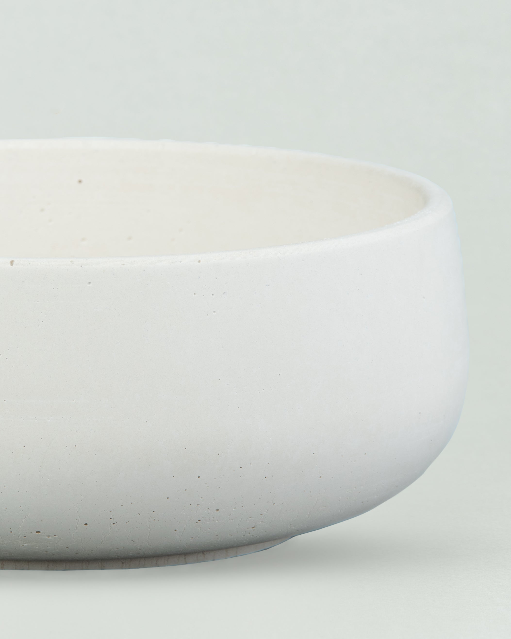 Grand Concrete Bowl: Spacious and Stylish Pottery