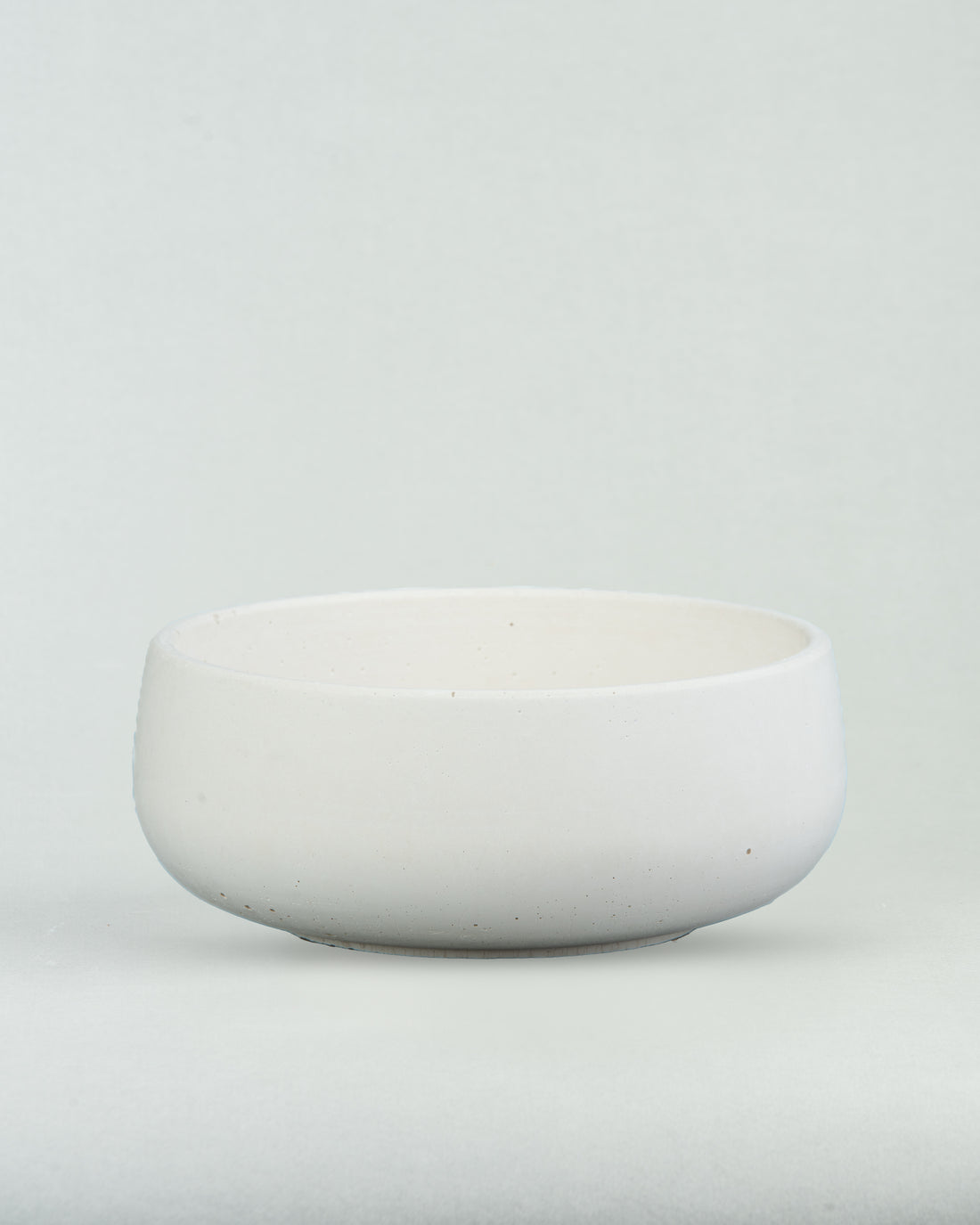 Grand Concrete Bowl: Spacious and Stylish Pottery