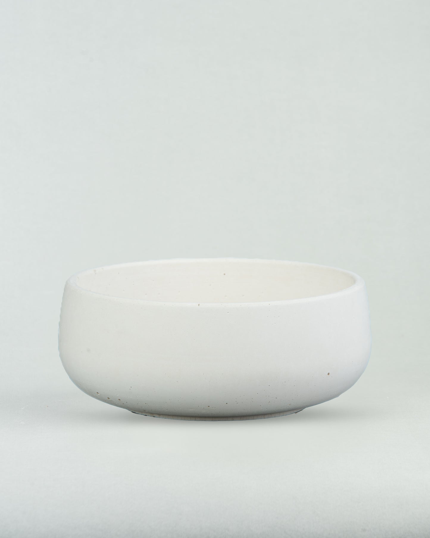 Grand Concrete Bowl: Spacious and Stylish Pottery