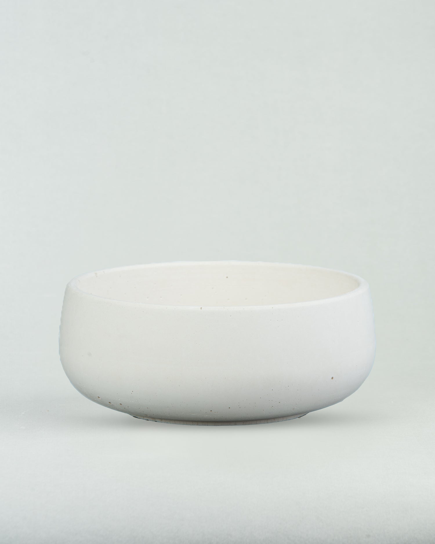 Grand Concrete Bowl: Spacious and Stylish Pottery