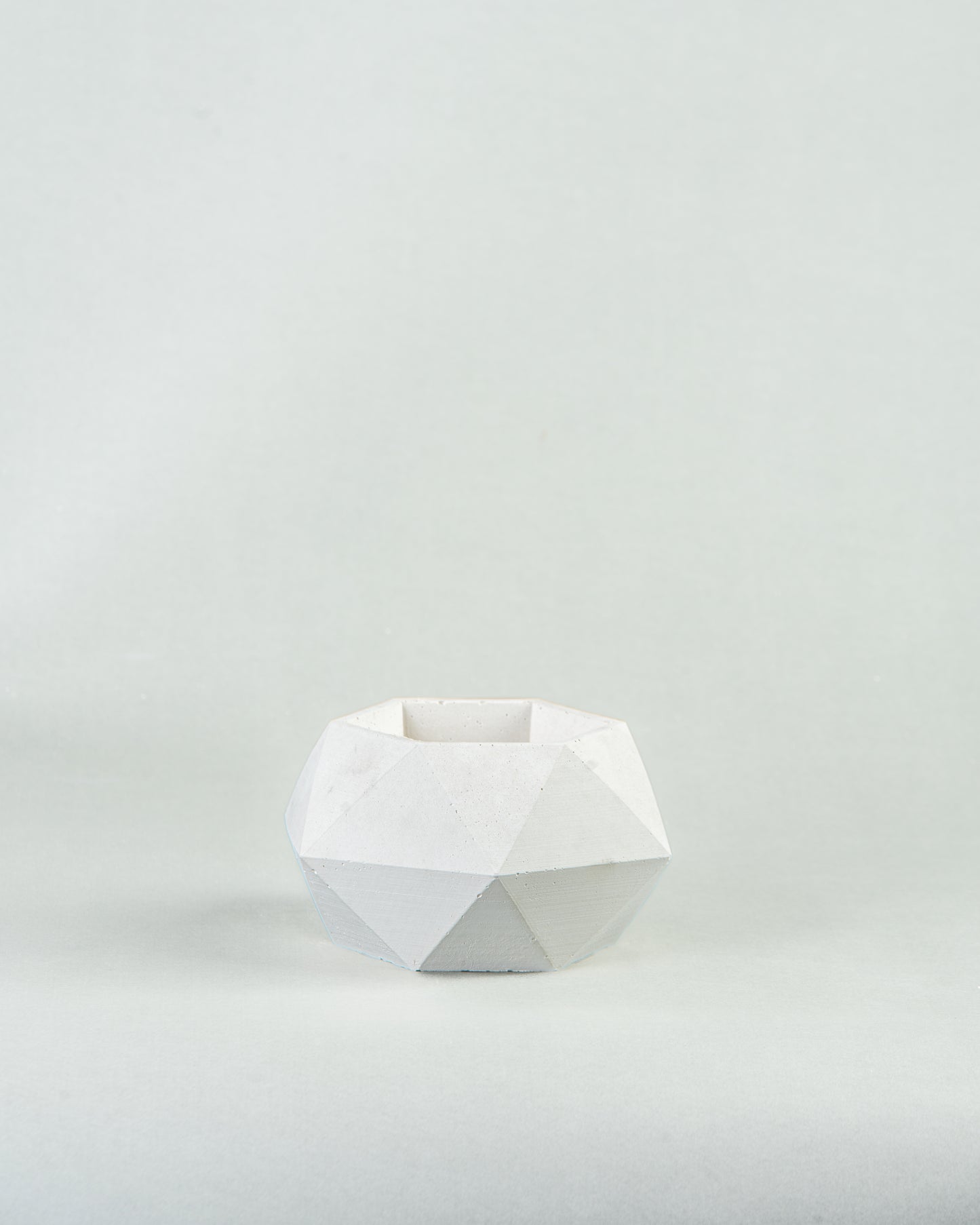 Hexagonal Harmony: Distinctive Planters in Six Colors