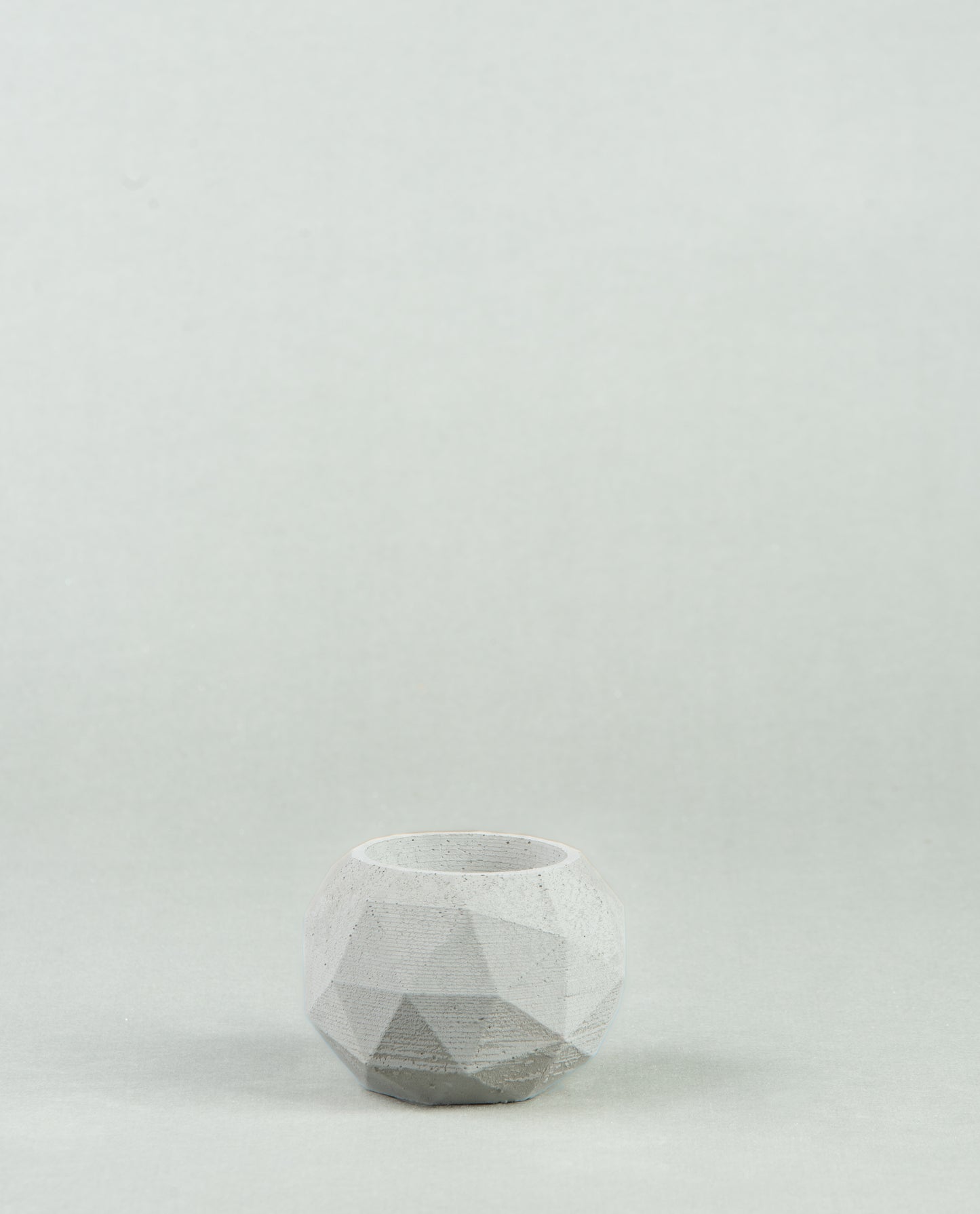 Polygonal Petite Collection: Small Round Holders for Cacti and Candles in Six Colors