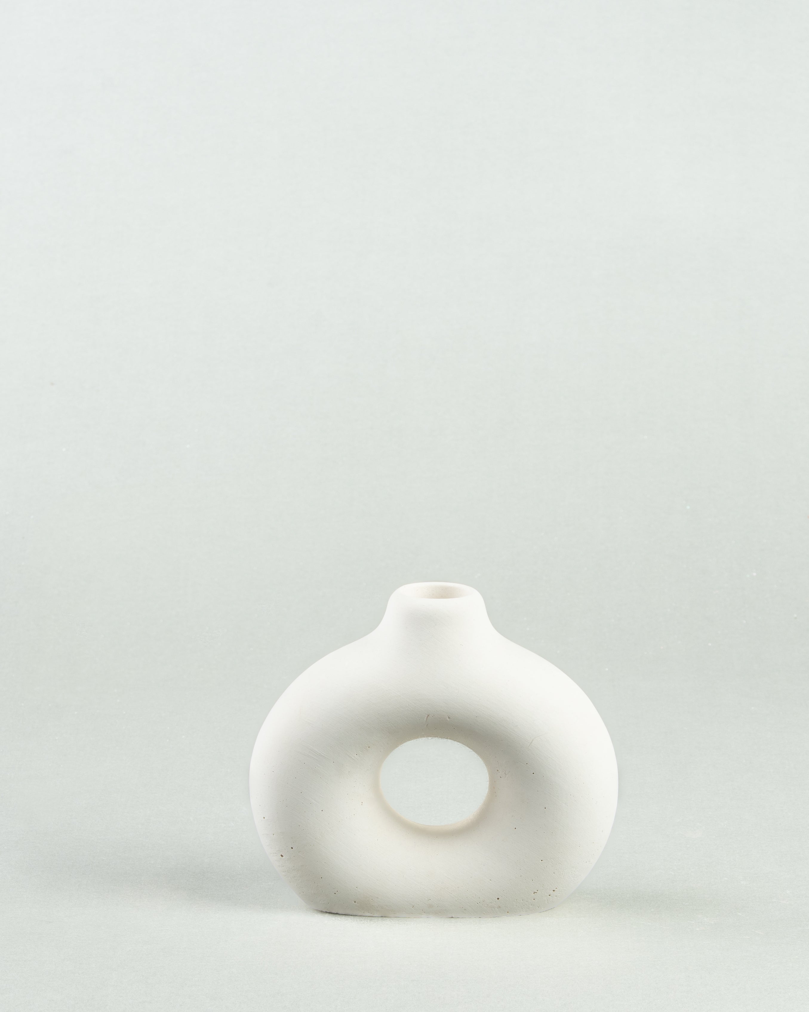 Circular Harmony: White Concrete Vase in Contemporary Design