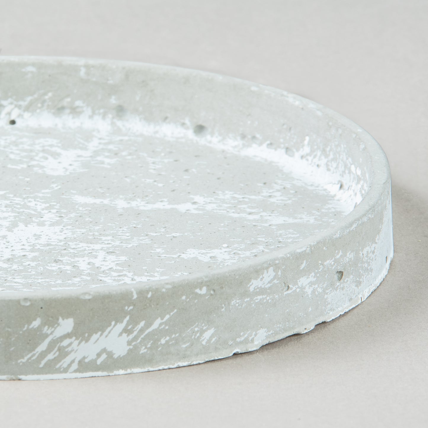 Minimalist Modern: Round Concrete Tray