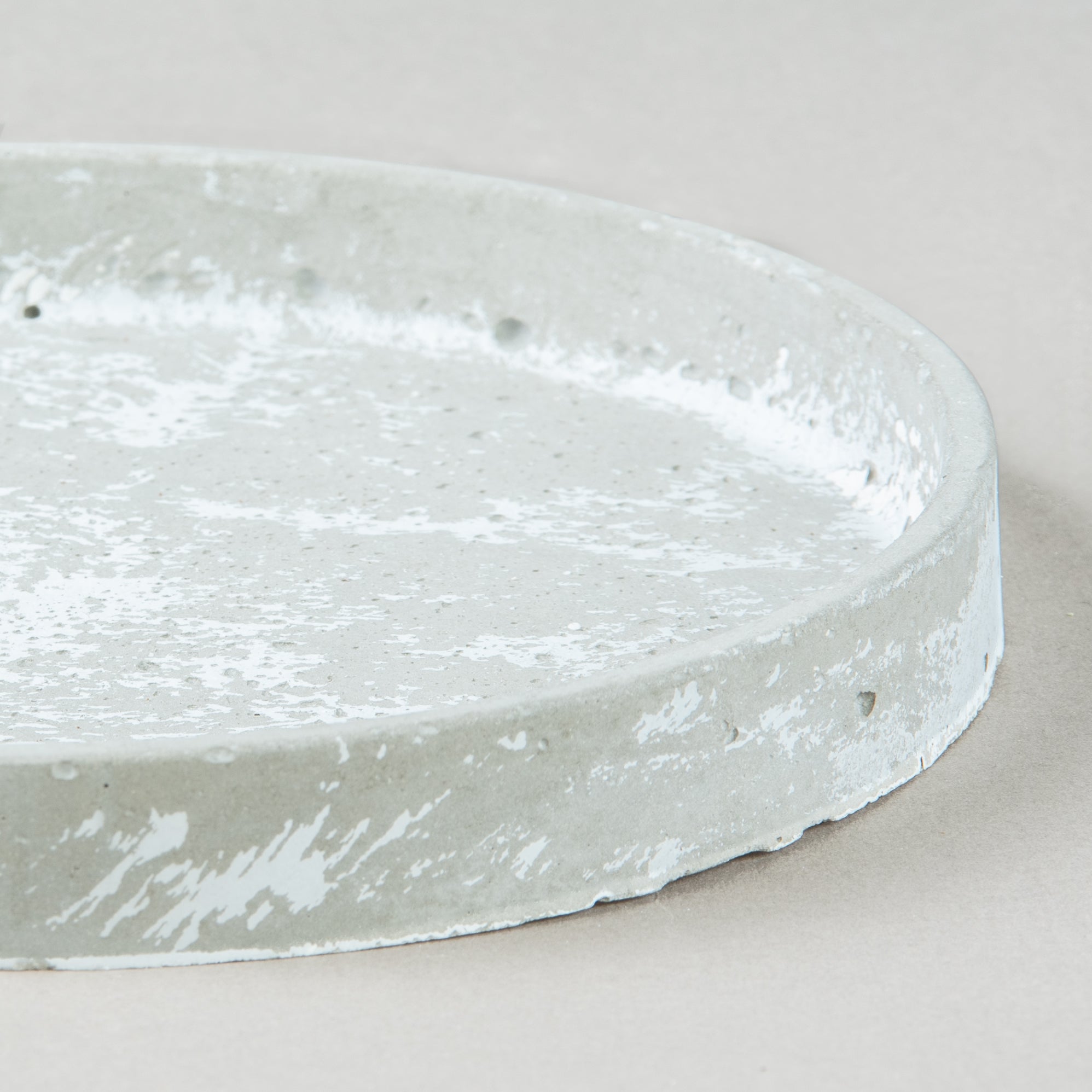 Minimalist Modern: Round Concrete Tray